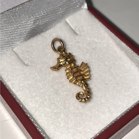 Solid 9K 375 (not 14K) Yellow Gold Seahorse Charm Pendant for Bracelet Necklace - Picture 10 of 10